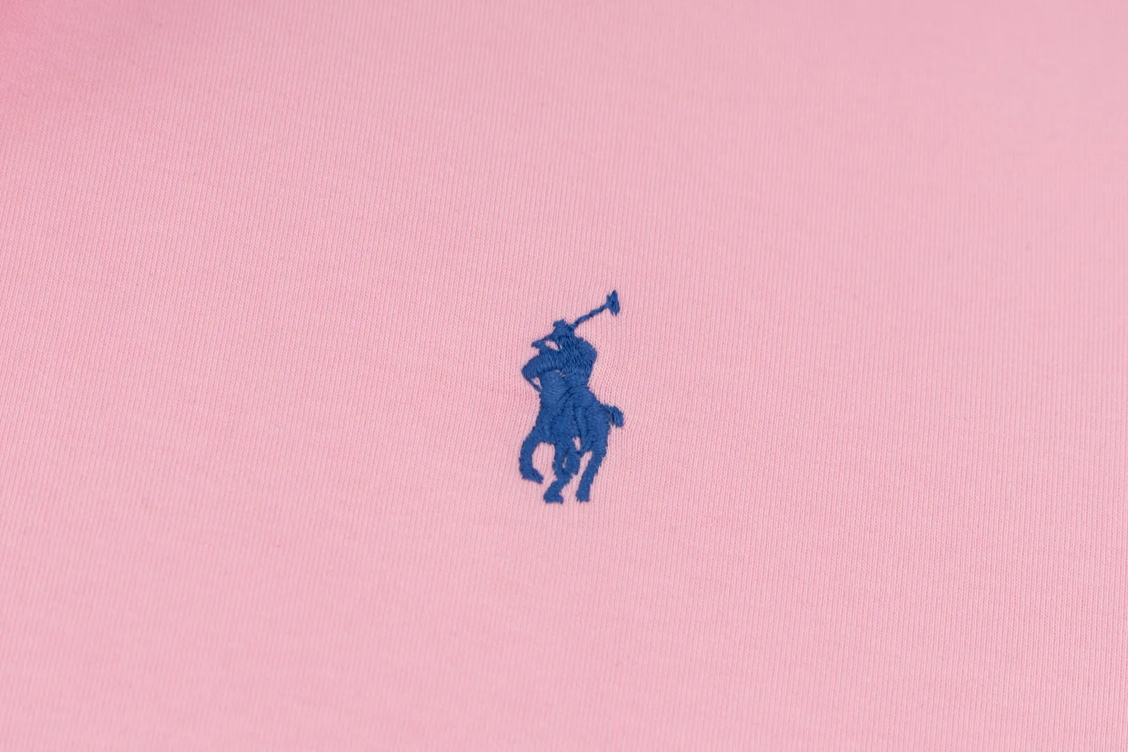 P236 #R95 Ralph Lauren/Ralph Lauren Twelve Color Pony🐎 Embroidered zipper cardigan jacket hooded sweatshirt This hooded sweatshirt is decorated with a simple style that represents Ralph Lauren. It is paired with a pony embroidery pattern, which is three-dimensional and full! The solid color fabric paired with exquisite embroidery instantly sets it off! Hooded sports design, loose and casual fit! The overall texture is very strong! Through the pictures, we can feel the thickness and texture of custom-woven and dyed threads. The workmanship is exquisite. They are shipped from major foreign trade factories. They are all made by masters with many years of experience. Everything is of high standards and requirements! Simple and versatile style ~ super delicate and soft, close to the body without being tied, all fabrics and accessories are original custom-made and of high quality! Perfectly reflects the brand’s sense of superiority! Standard cut, comfortable stretch, unrestricted movement! Highly practical, high-end and classy! Versatile style ~ can be paired with jeans or jogging pants. Ideal for transitioning from your morning commute to weekend events!  Color: Black with red label Black with white label Khaki Navy blue with red label Navy blue with white label White Light gray Dark gray Burgundy Army green Light blue Pink Size: S M L